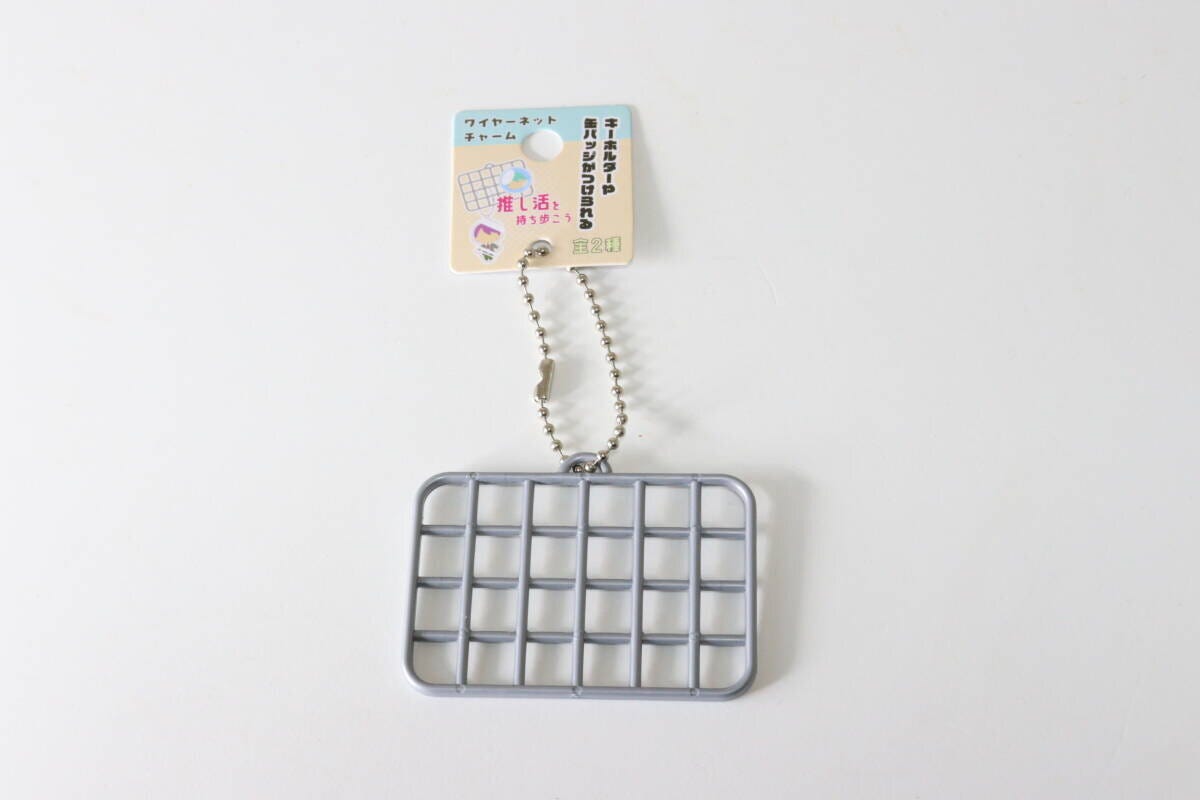 セリアのワイヤーネットチャームのパッケージ