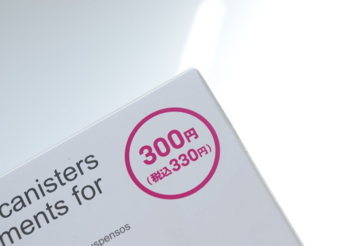 100均の300円収納が優秀すぎ！「取り外せてお手入れ楽ちん！」ピタッと貼り付く便利トレー