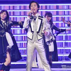 山内惠介のバックで踊るAKB48メンバー ／写真はリハーサル時のためAKB48の衣装のまま （C）モデルプレス