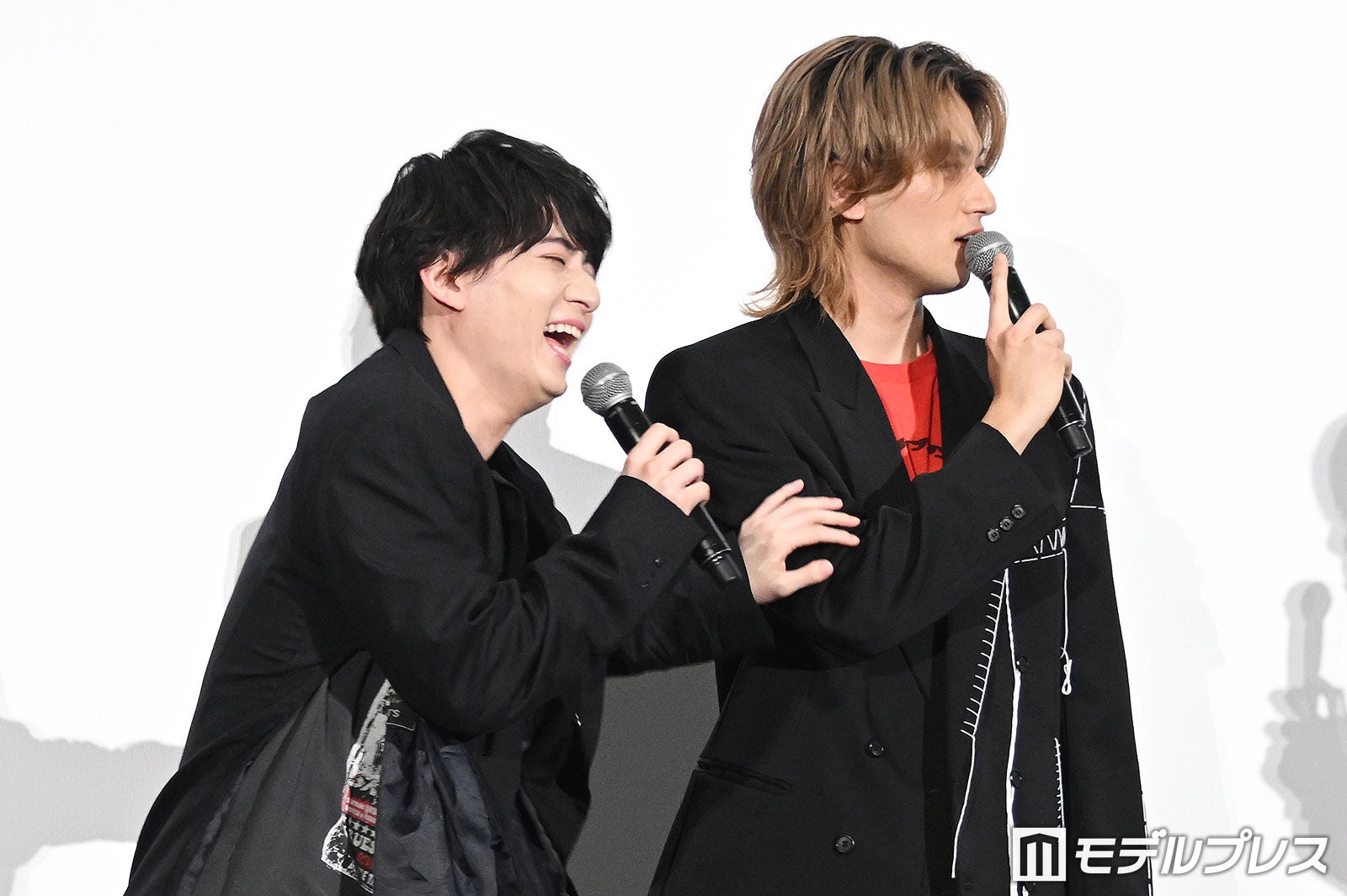 先輩の小島健を「小島！」と呼び捨てにしていると向井康二に言われ慌てる西村拓哉（C）モデルプレス