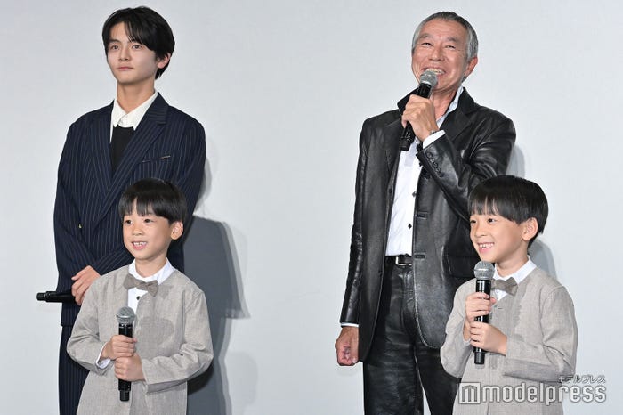 (後列左から)齋藤潤、柳葉敏郎、(前列左から)前山くうが、前山こうが(C)モデルプレス