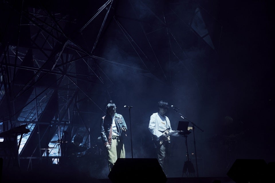 菅田将暉、米津玄師のライブにサプライズ登場　「灰色と青」初披露で抱き合う