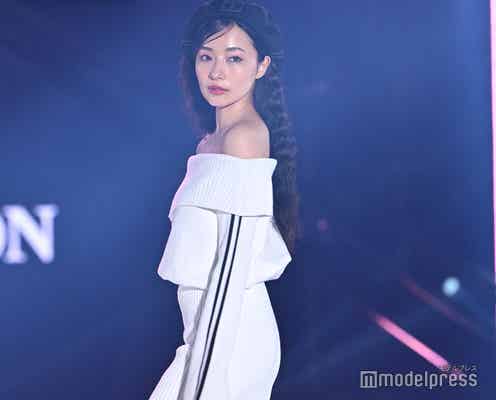 村瀬紗英、タイトなニットワンピ姿で色気たっぷり【TGC2025S/S】