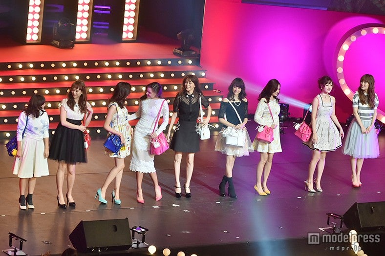 モデルらが集結した華やかなステージ