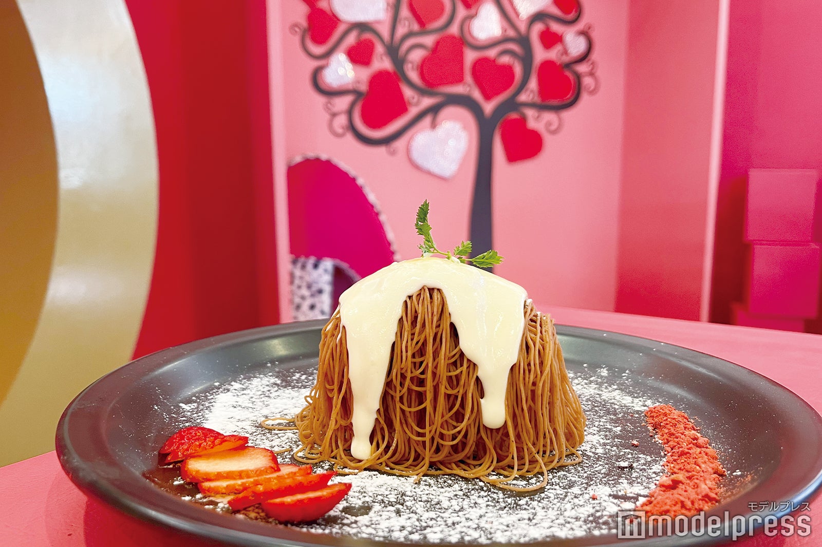 「ショコラ夫人の旧邸」ショコラ夫人の白銀の街モンブラン（C）モデルプレス