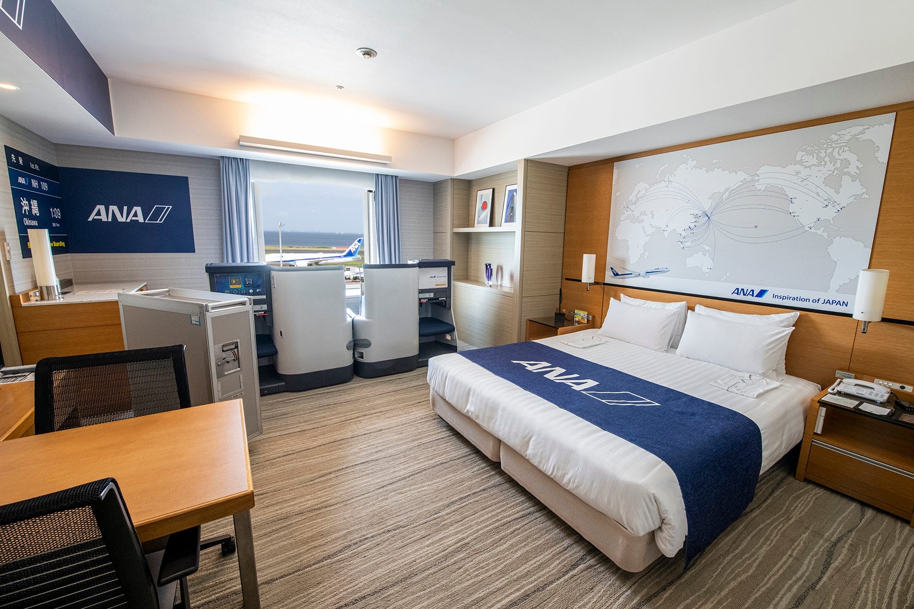 プレミアフライヤーズダブル「ANA ROOM」。ベッドは180cm幅のキングサイズなので2人でもゆったり
