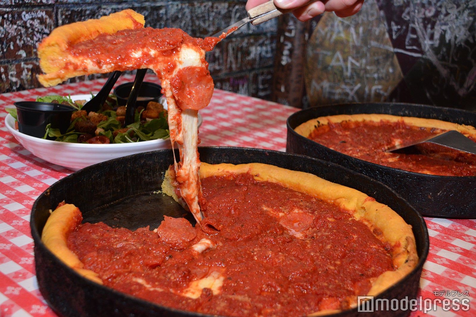 チーズたっぷり、トマトの旨味が濃厚なソースのかかったシカゴピザ（C）モデルプレス