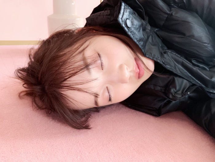 日当たりのいいポカポカなスタジオで眠ってしまった山下美月(提供写真)