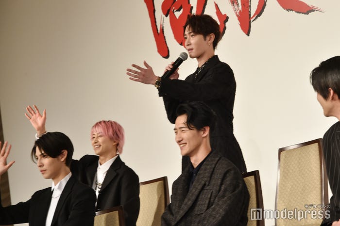 「タッキー見てる?」と呼びかける渡辺翔太、一緒に手を振るラウール&佐久間大介(C)モデルプレス