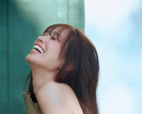日向坂46佐々木久美、ベアワンピース姿で透明素肌輝く 1st写真集先行カット第2弾解禁