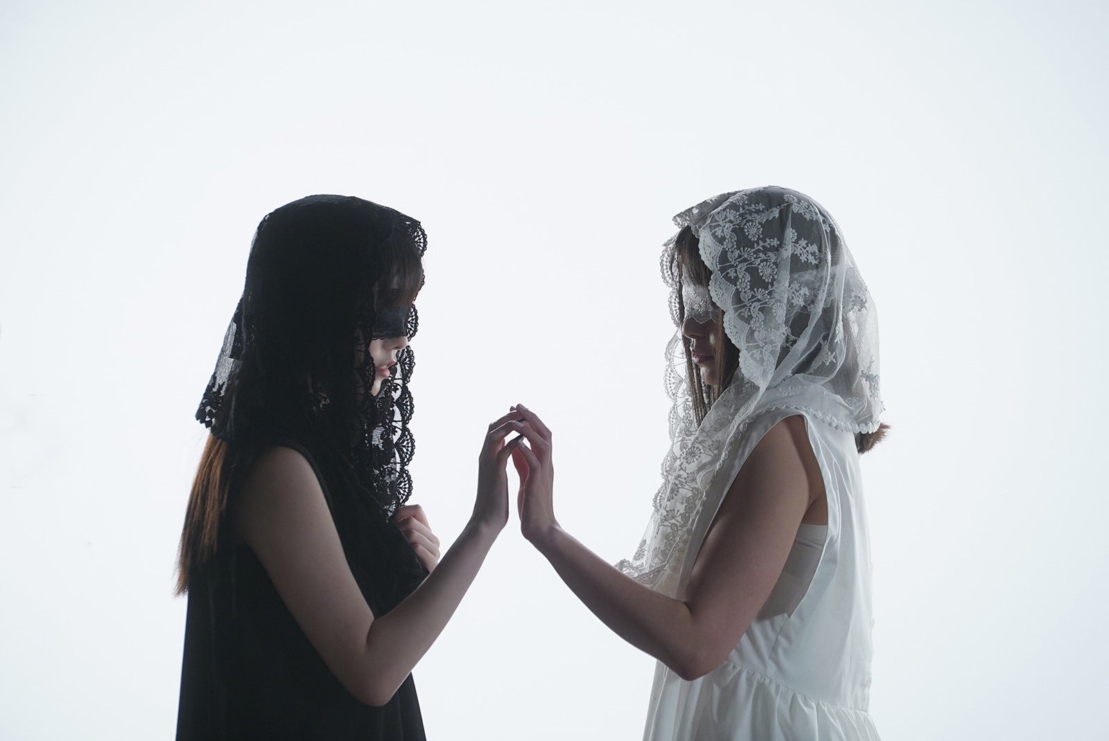 （左から）島崎遥香、芦原優愛（C）テレビ朝日