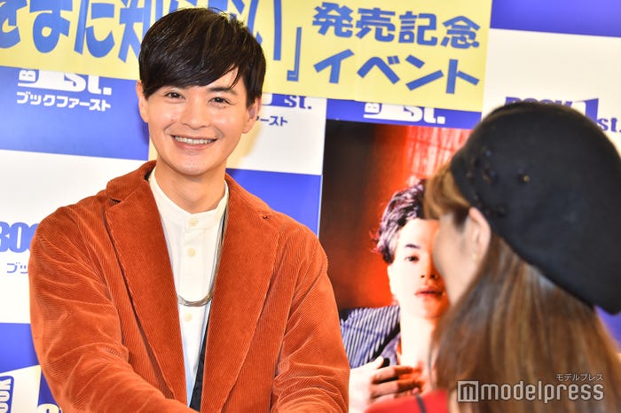 ファンと握手する瀬戸康史/この日は2000人のファンが来場予定(C)モデルプレス