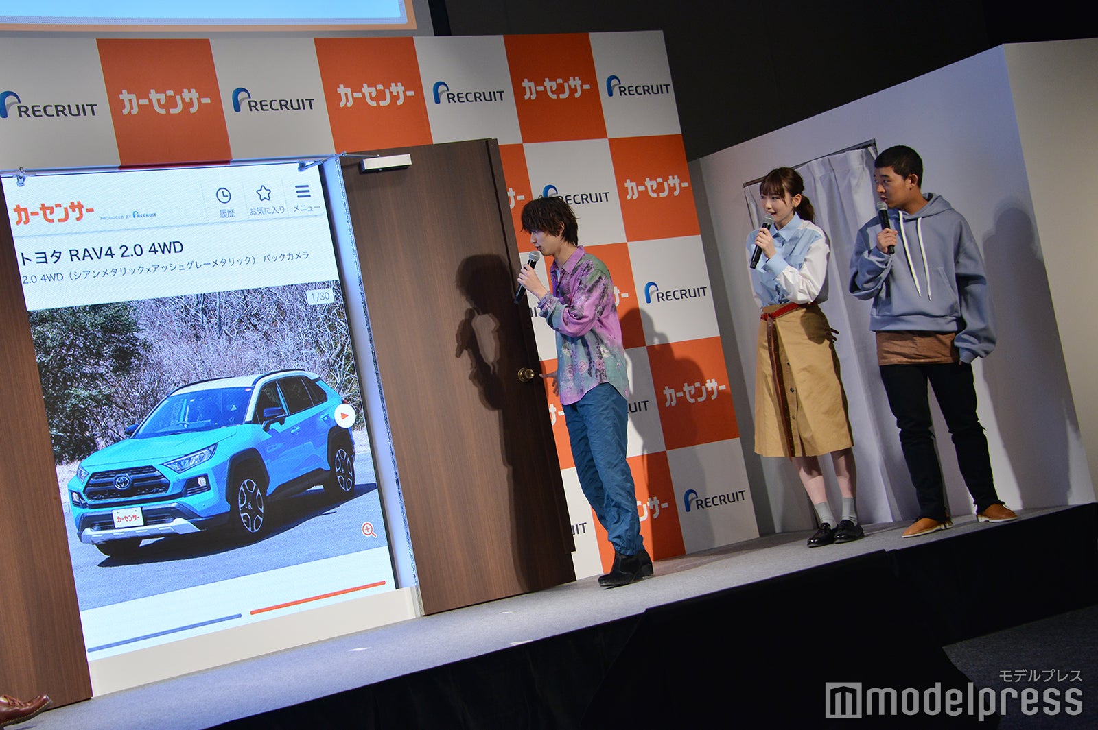 ドアの中から“車”（C）モデルプレス