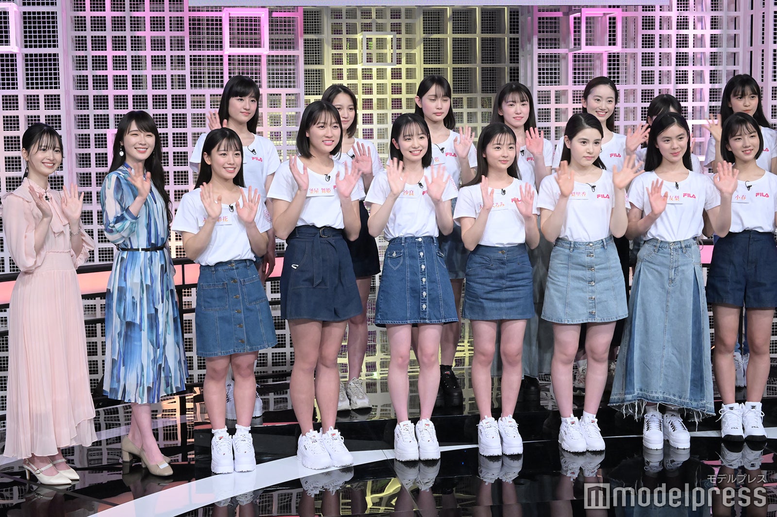 （前列左から）飯沼愛、高山一実、永島彩花、釜屋舞姫、幸澤沙良、大平くるみ、中島梨里香、馬越友梨、大橋小春（後列左から）市野姫吏、高橋桃子、田村藍、大河原花菜、奥遥歌、鈴木悠華、新井彩永（C）モデルプレス