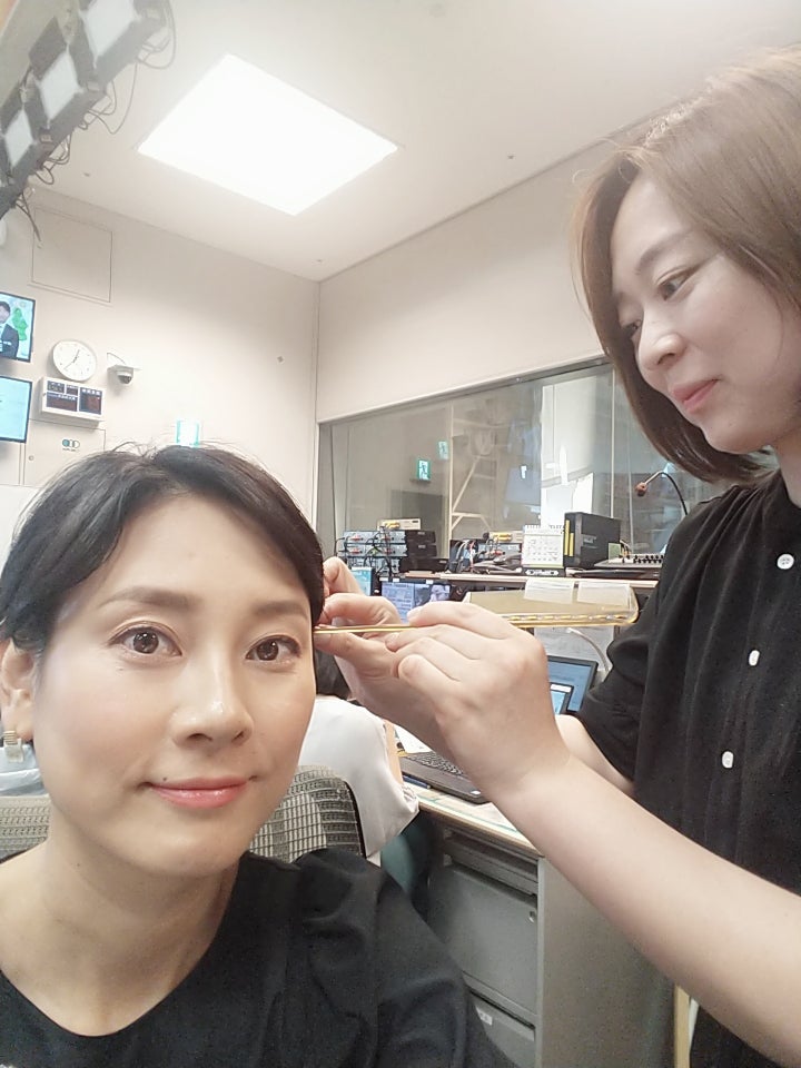 オンエア直前のメイク直し（提供写真）