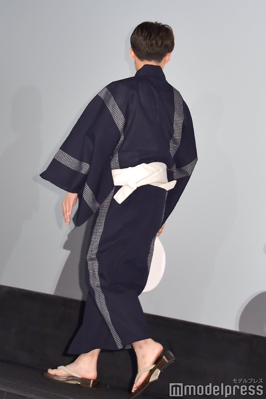 星野源の後ろ姿 （C）モデルプレス