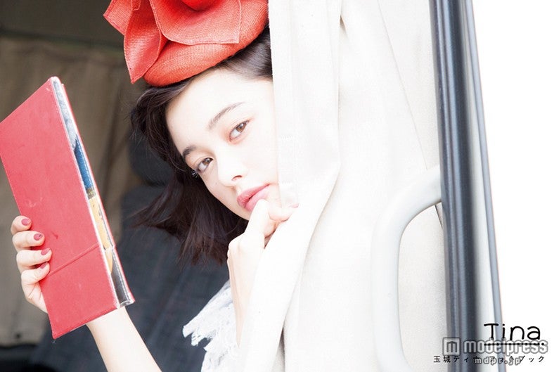 玉城ティナ／限定ポストカード画像／画像提供：講談社