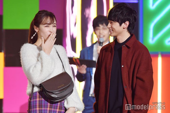 藤井サチ、小関裕太からの“あーん”に笑顔 (C)モデルプレス