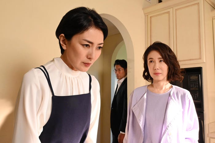 板谷由夏、平山祐介、筒井真理子「ブラックファミリア~新堂家の復讐~」第4話より(C)読売テレビ