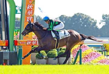 【新馬戦】シェフザーデ 3馬身差完勝 岩田望「調教通りでいい競馬でした」