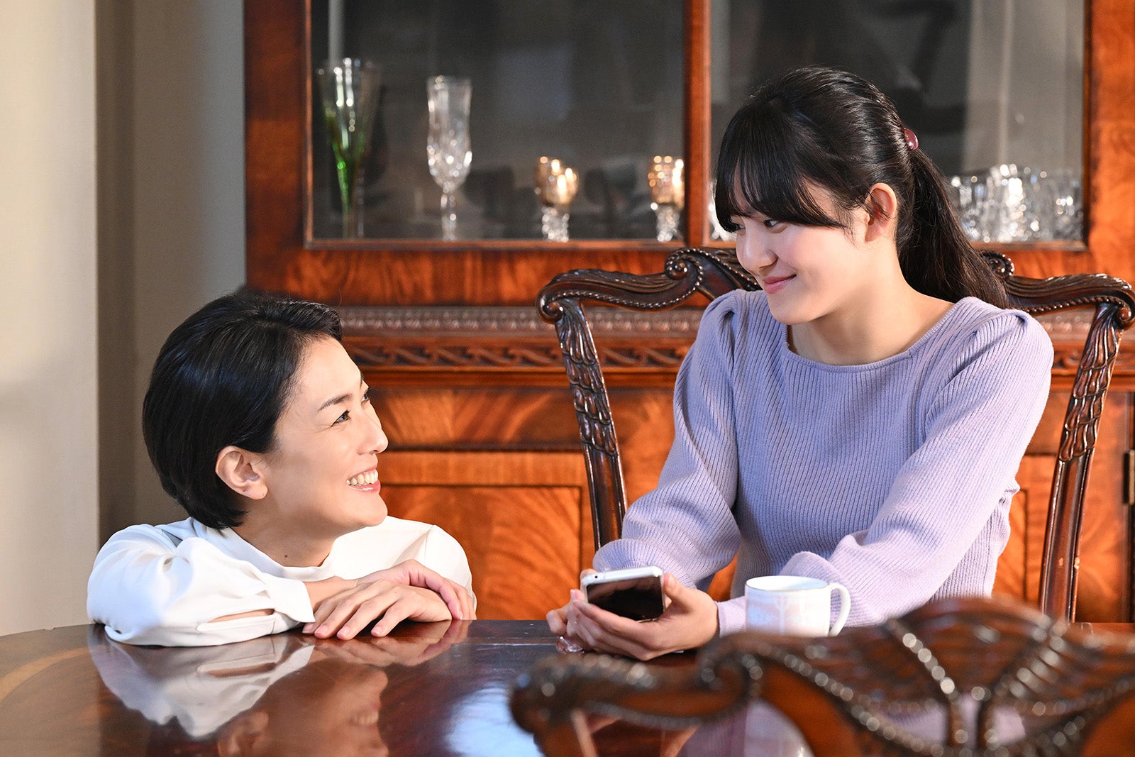 板谷由夏、瀧七海「ブラックファミリア～新堂家の復讐～」第4話より（C）読売テレビ