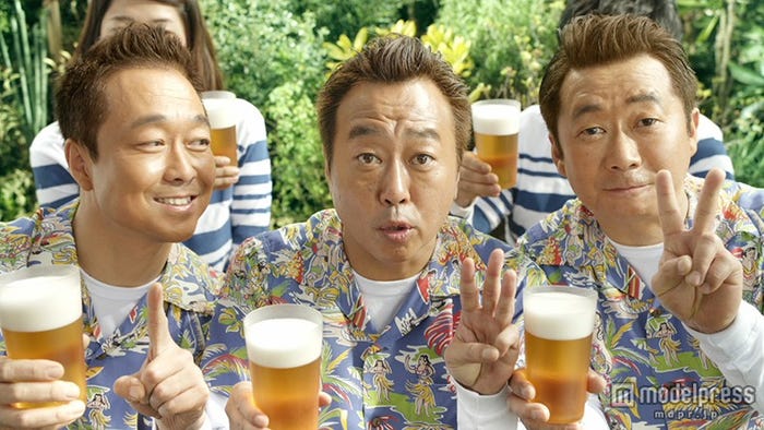 2人のそっくりさんと三村マサカズ(写真中央)/サッポロ 極ZEROの新TVCM「3つのゼロ!篇」より