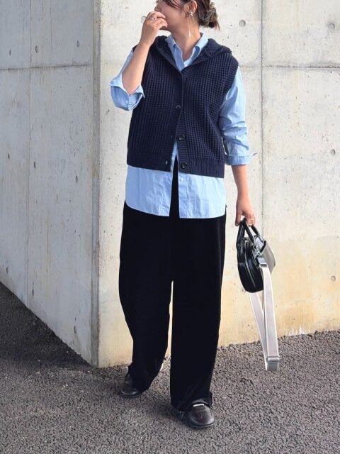 リラックス感ときちんと感のバランスが絶妙♪ シャツニットベストレイヤードコーデ
