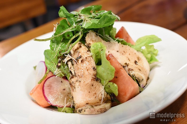 バルサミコ風味でさっぱりした味わいの「Balsamic Chicken Herb Salad」170バーツ