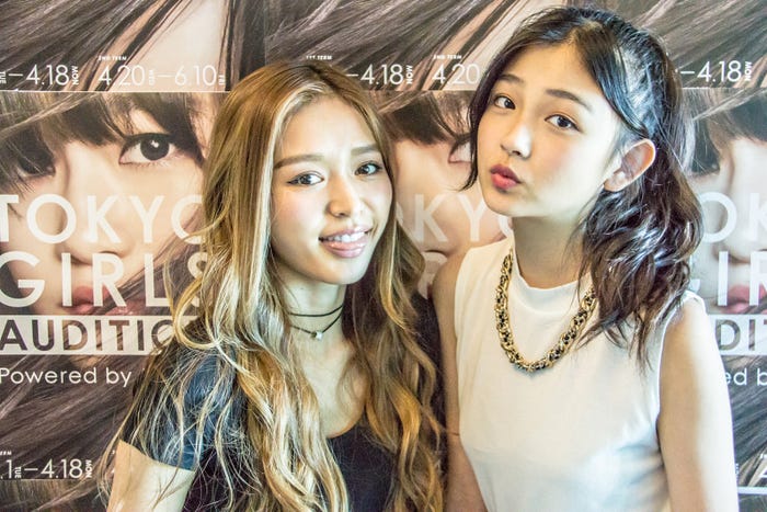 (左から)加治ひとみ、涼海花音(画像提供:W media)