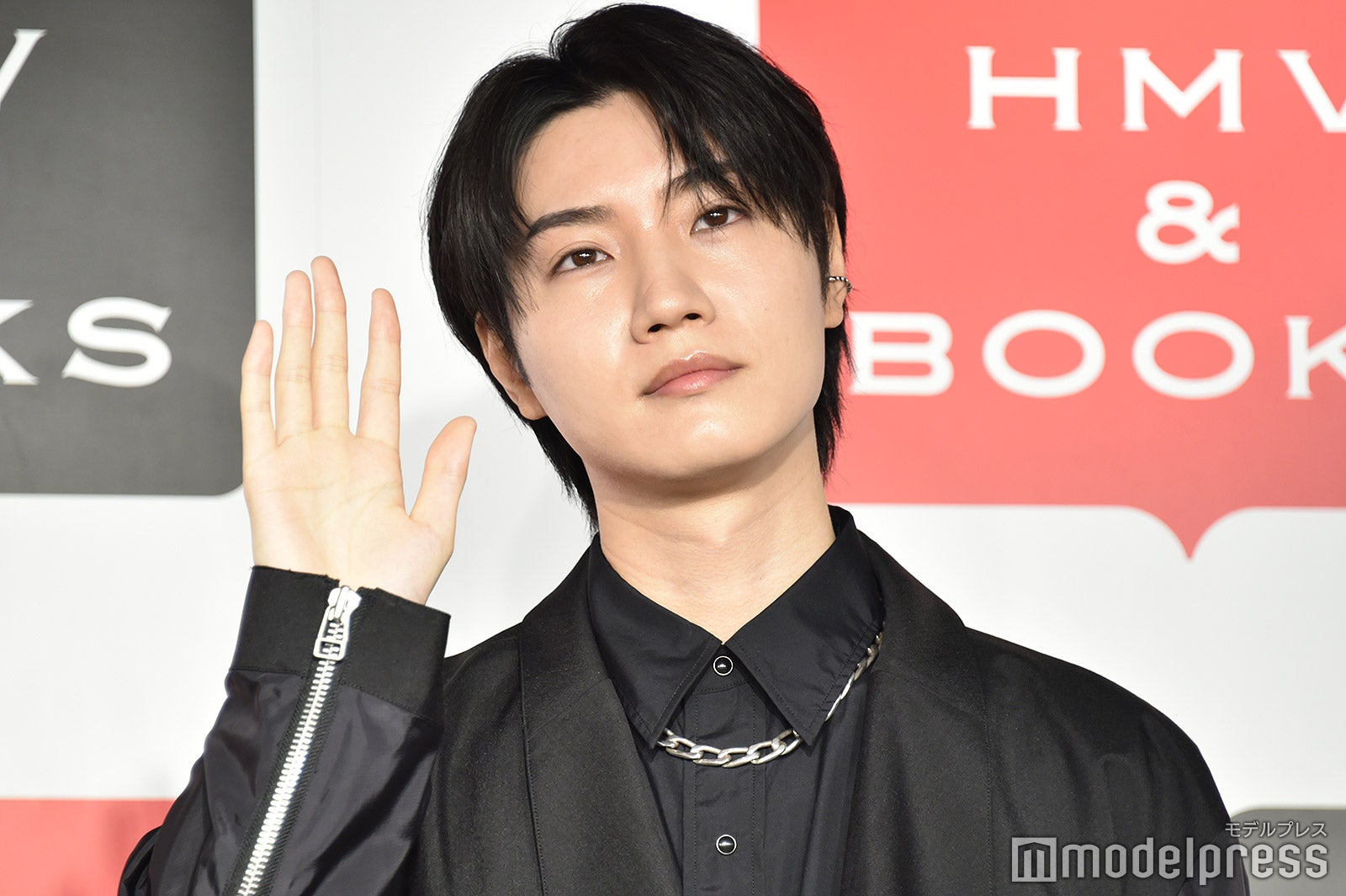 手を振る桜田通（C）モデルプレス