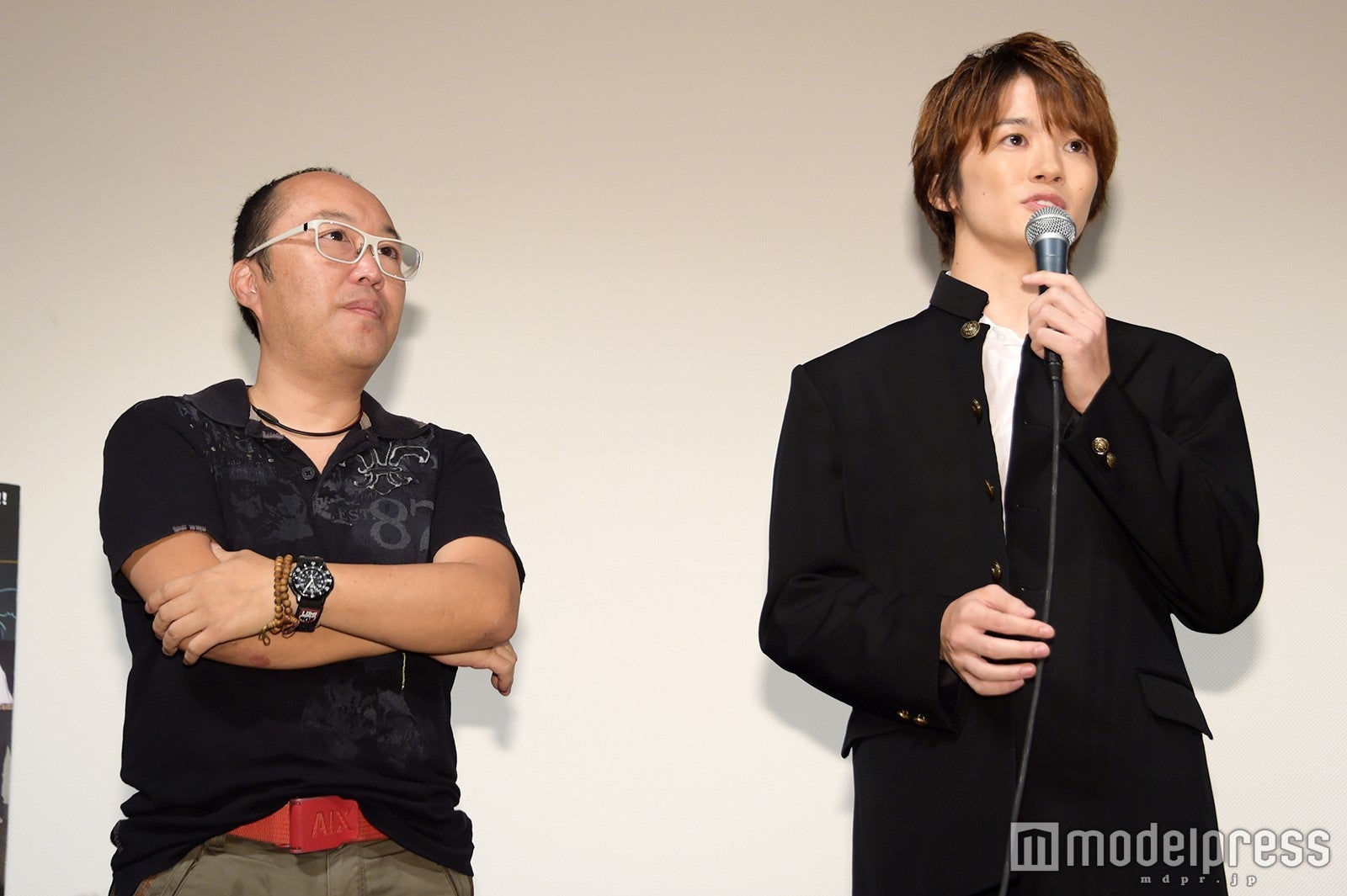 （左から）根本和政監督、小西成弥（C）モデルプレス