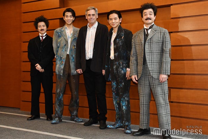 (左から)村井良大、三浦翔平、ランダル・アーニー(演出)、岡本健一、川平慈英 (C)モデルプレス