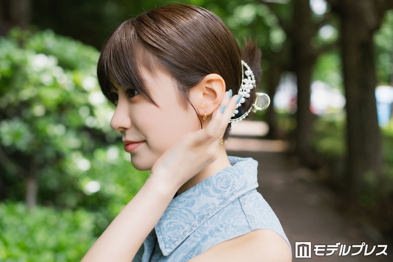 「ヘアはアップスタイルで涼しげに」