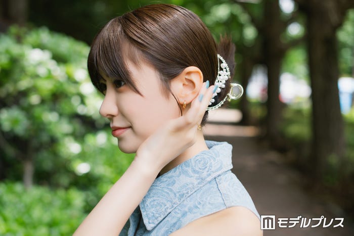 「ヘアはアップスタイルで涼しげに」