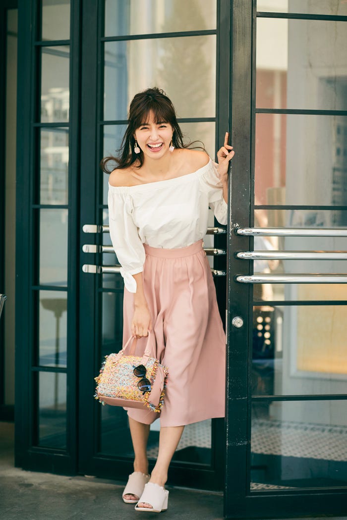 ソフトタイプライターブラウス¥6,700(税抜)、ビジュージョーゼットスカーチョ¥9,200(税抜)/ともにPROPORTION BODY DRESSING サマーフリンジバッグ¥8,700(税抜)、サングラス¥3,400(税抜)、カラーキューブピアス¥2,800(税抜)、カラーフリルミュール¥8,700(税抜)/以上EDIT COLOGNE(PROPORTION BODY DRESSING)(C)TOPLOG