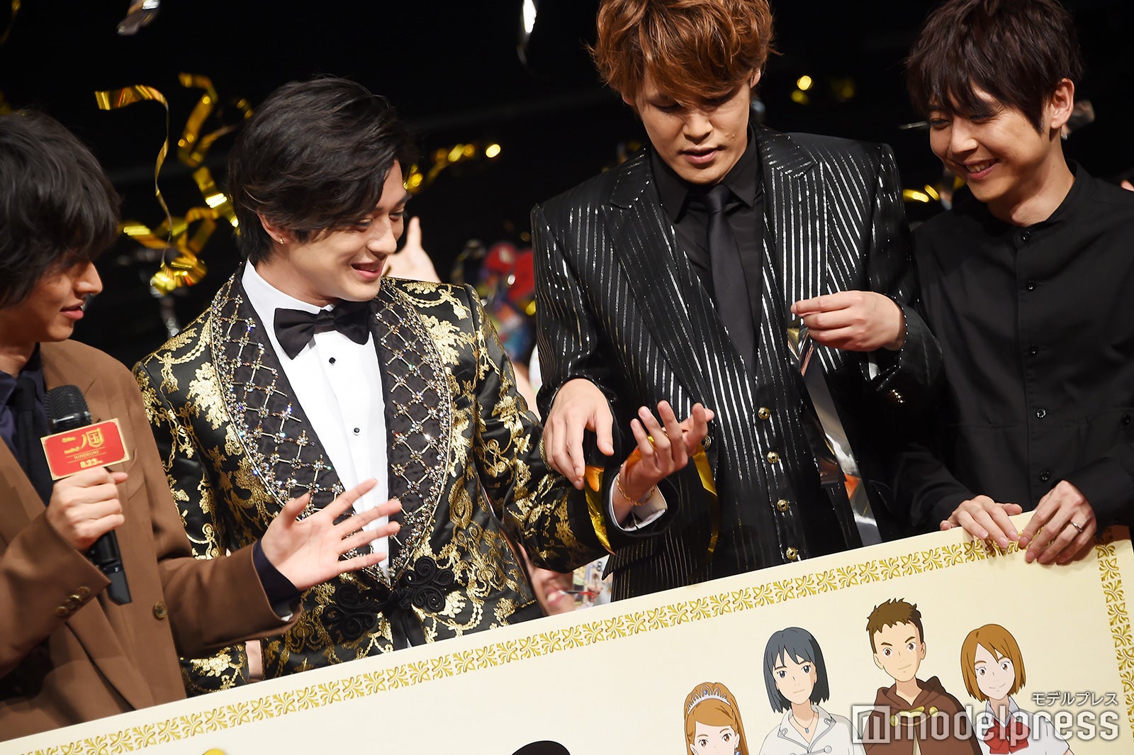 キャッチした銀テープを見つめる面々 （C）モデルプレス