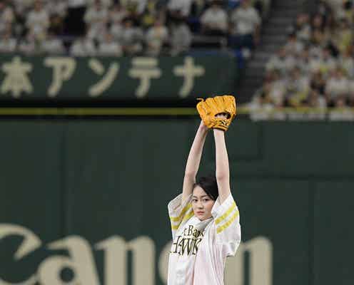 吉本実憂、ノーバンならず 見事なトルネード投法に歓声