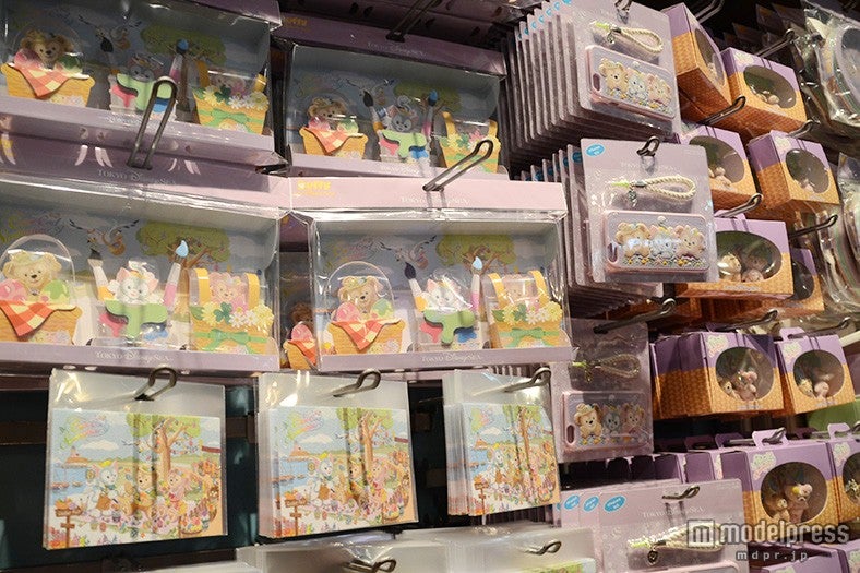 「ダッフィーのイースター・フェア」をテーマのグッズが並ぶ