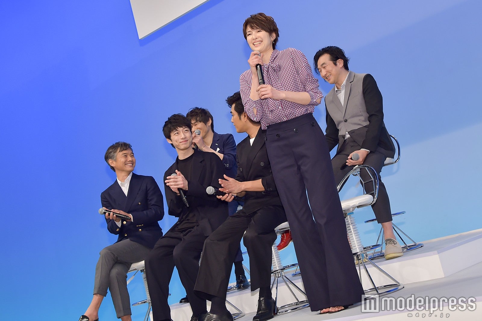 吉瀬美智子（前列右）、抜群スタイル際立つパンツスタイルで登場 （C）モデルプレス