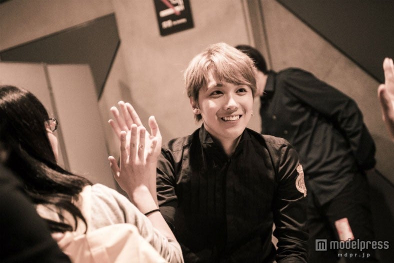 ハイタッチ会も実施（C）FNC MUSIC JAPAN INC.