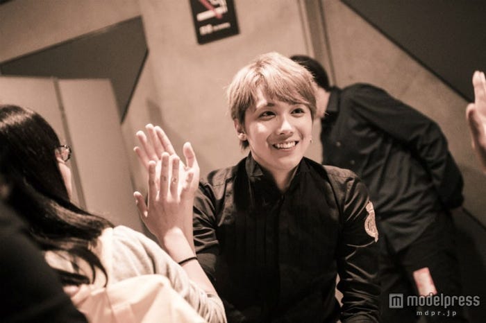 ハイタッチ会も実施(C)FNC MUSIC JAPAN INC.