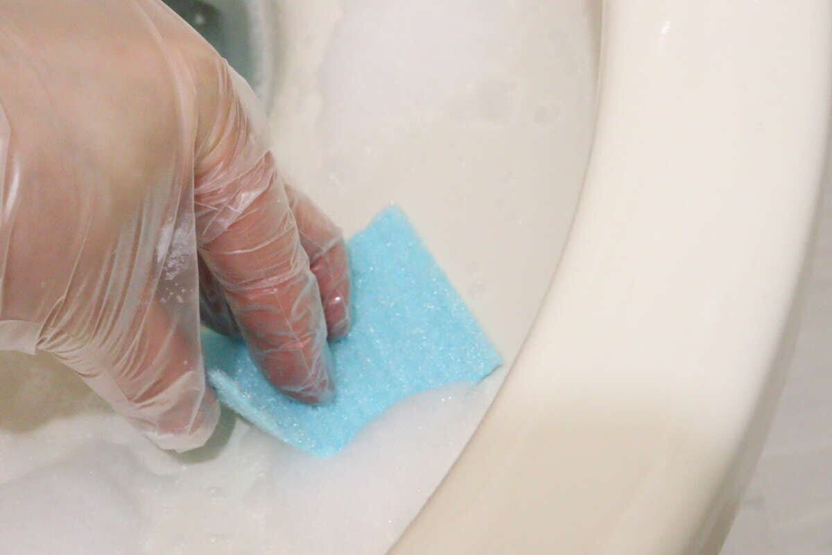 ダイソーのはずれにくいポリエチレン手袋でトイレ掃除をする