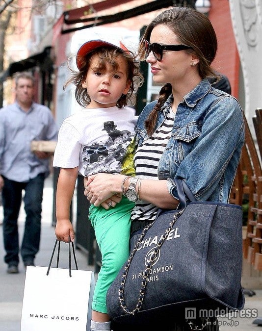 ミランダ・カー、春カジュアルでフリンくんとお出かけ