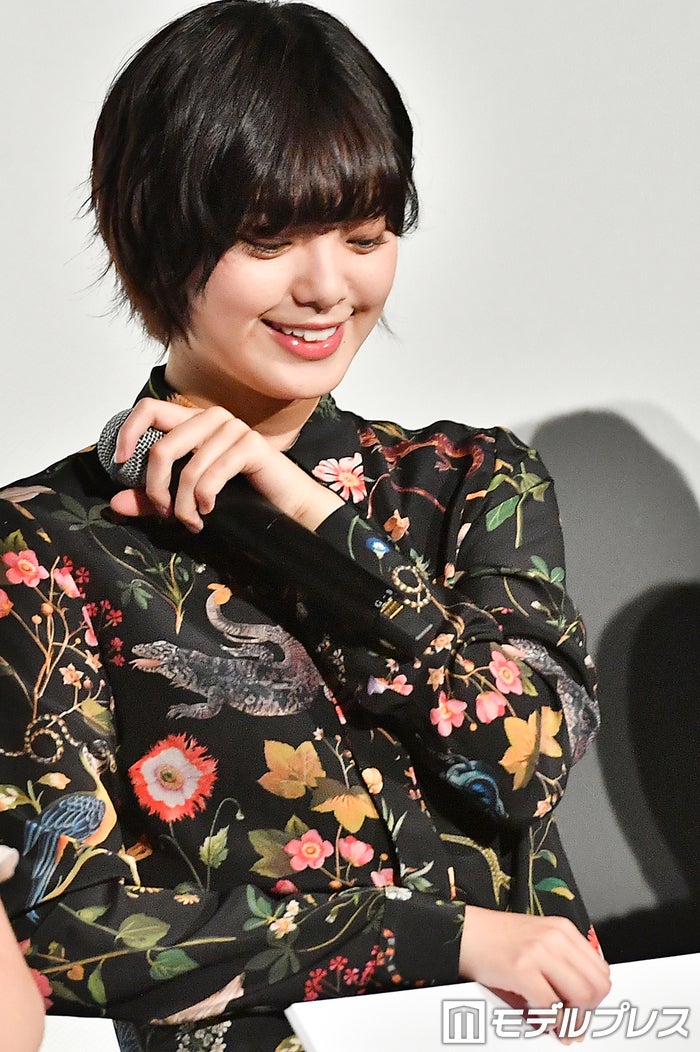 はにかむ表情が可愛い平手友梨奈 （C）モデルプレス