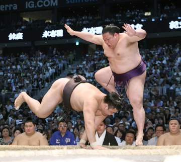 綱とりの霧島が痛恨2敗目「もう少し見ていれば」土俵際で美ノ海に逆転許す【大相撲】