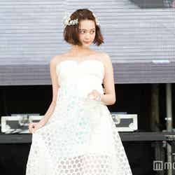 玉城ティナ、純白ドレスで地元・沖縄凱旋 美デコルテ＆背中あらわに魅了（C）モデルプレス