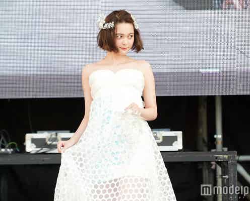 玉城ティナ、純白ドレスで地元・沖縄凱旋 美デコルテ&背中あらわに魅了