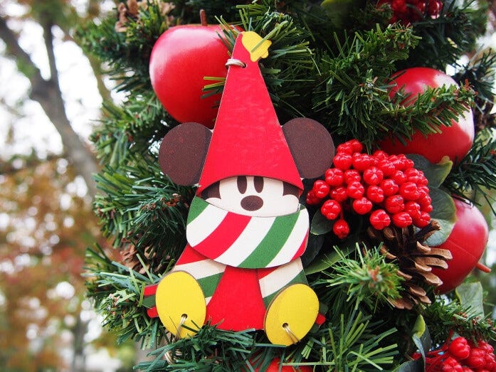 “リルリンリン”のオーナメントは、パーク各所にあるリースの一部で見ることができます。探してみてください