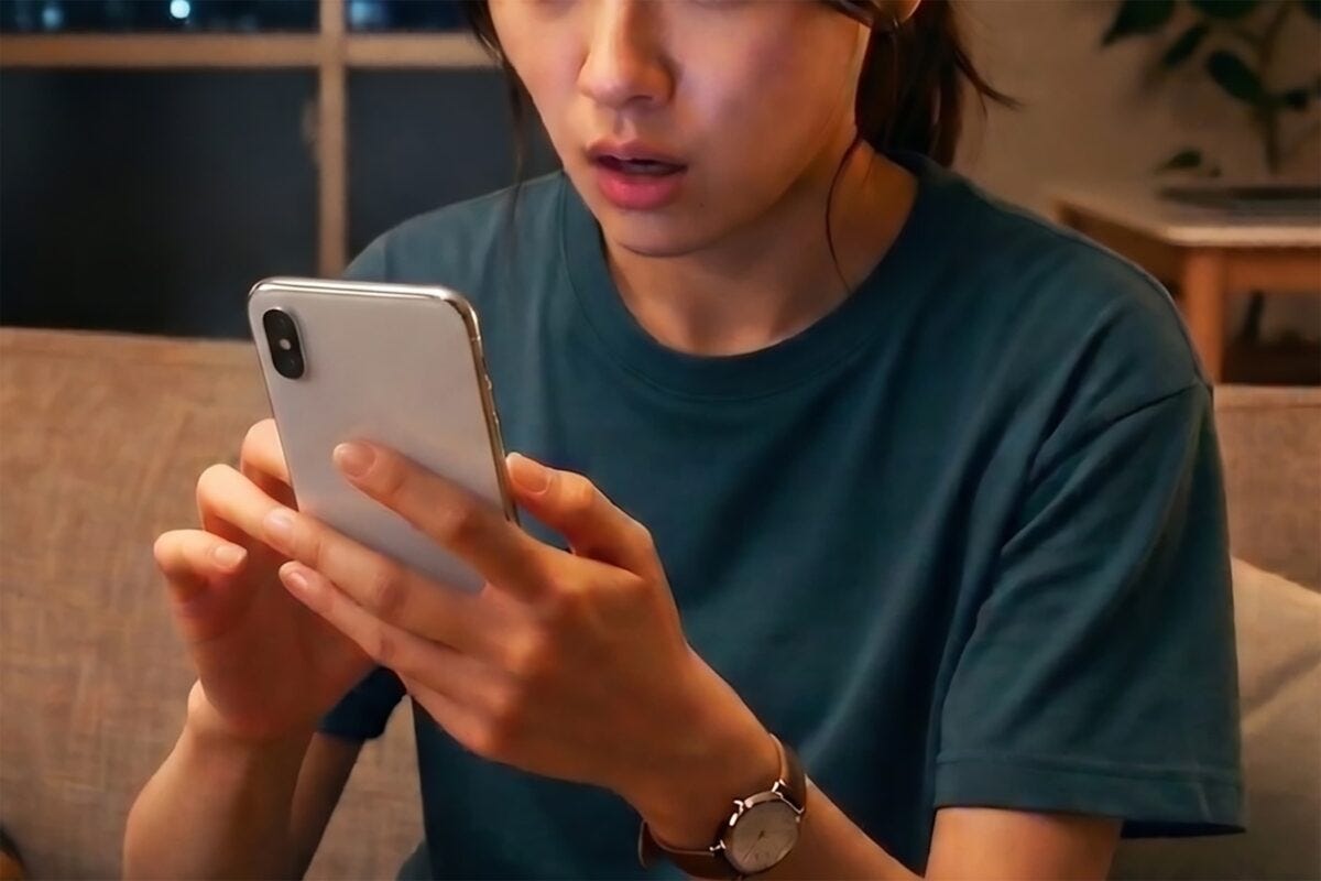 スマホをみて驚く女性・緊急地震速・ネットニュース