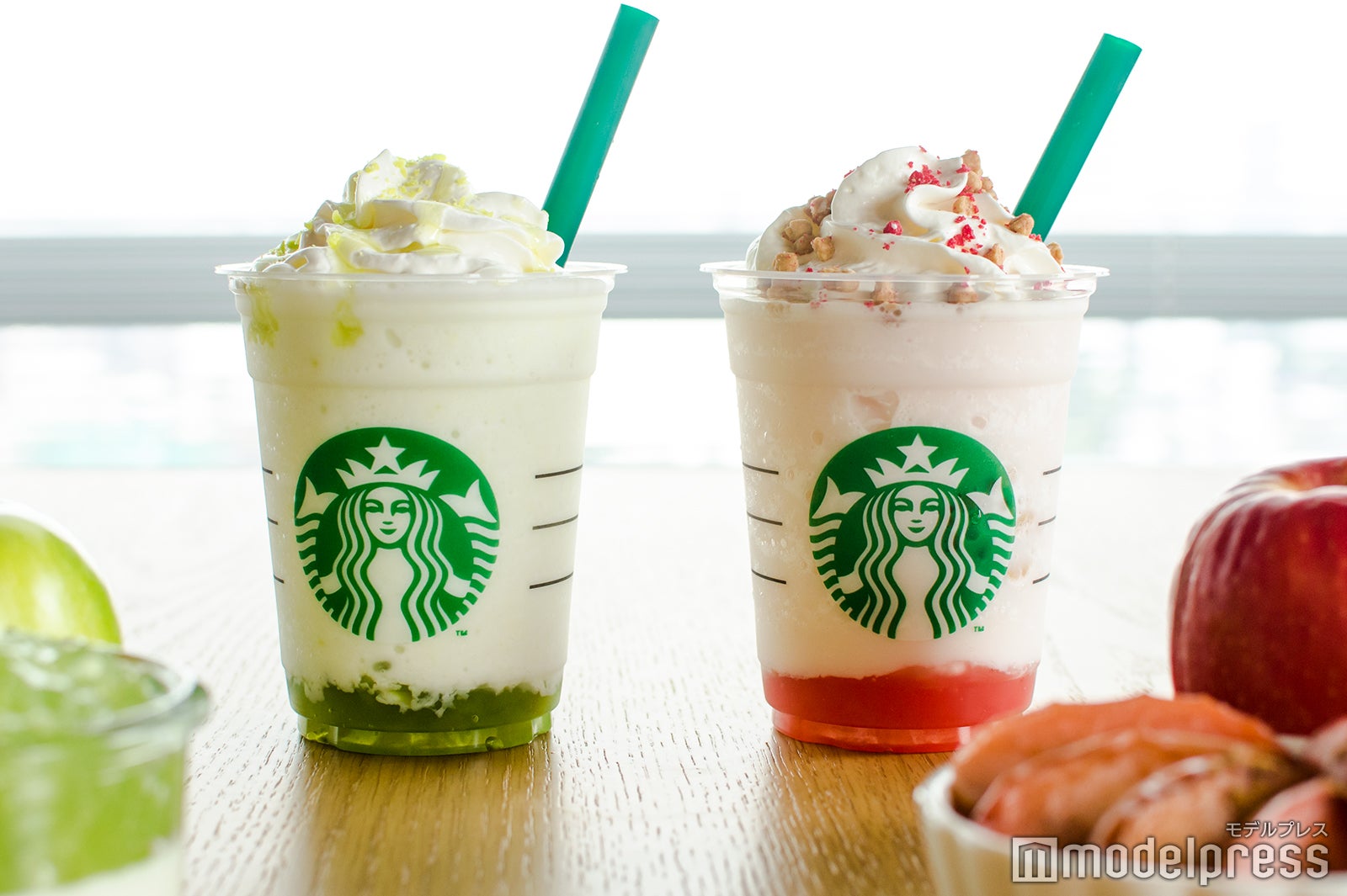 （左から）「グリーン アップル ジェリー フラペチーノ（R）」「ベイクド アップル ピンク フラペチーノ（R）」（C）モデルプレス